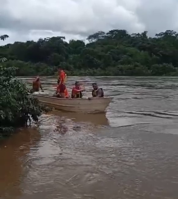 VÍDEO: Bombeiros ficam à deriva após batida de 'voadeira' em ponte no interior do Pará