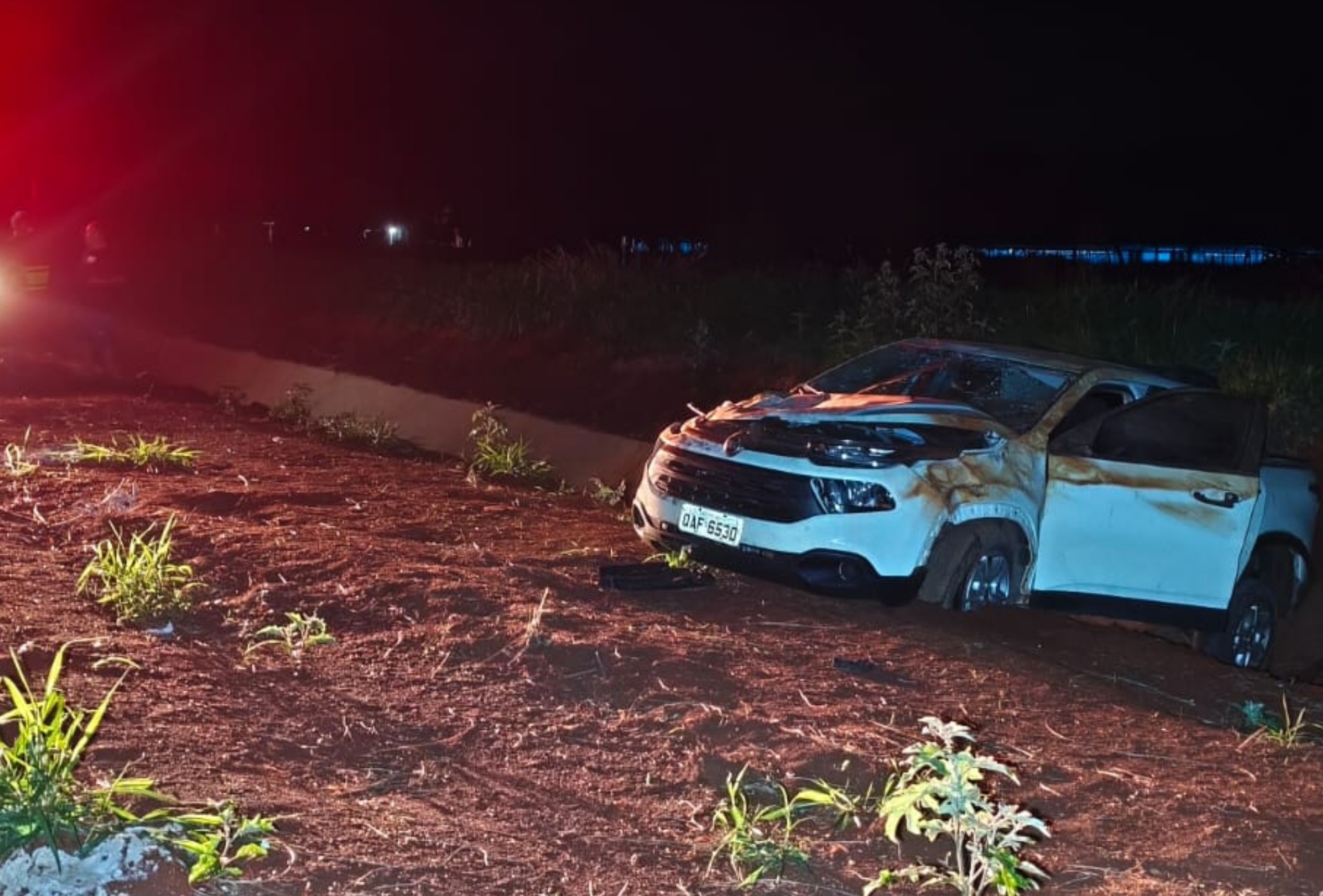 Homem perde o controle de picape, sai da pista e morre em capotamento na rodovia MS-276