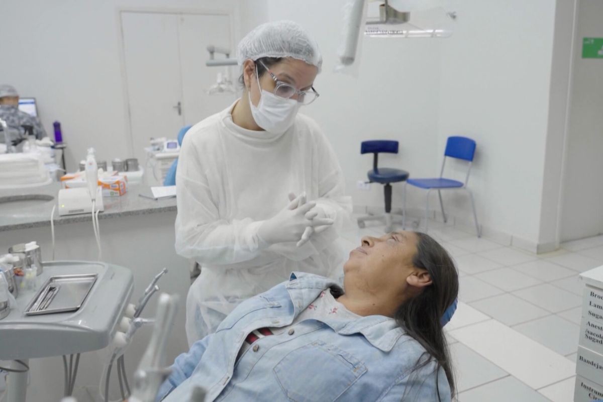 Vítima de violência doméstica que perdeu os dentes terá chance de sorrir novamente em MS 