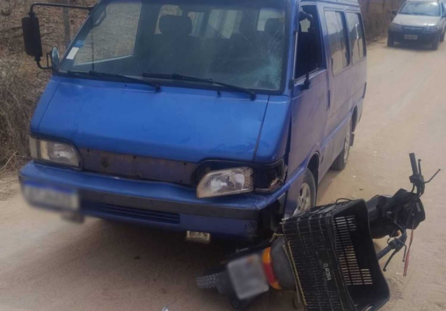 Motociclista inabilitado de 88 anos morre em acidente com van na zona rural de Itaobim