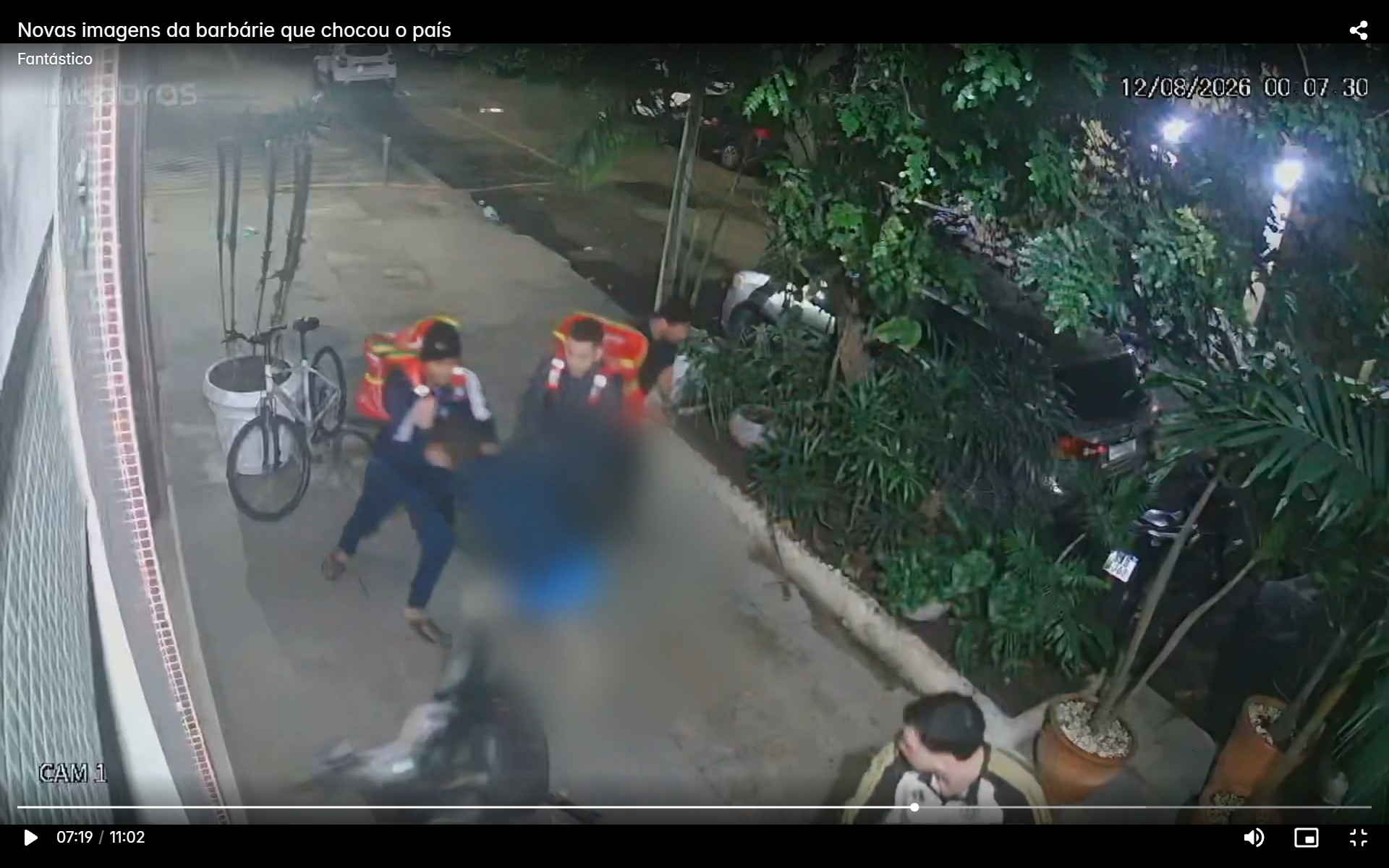 Polícia tenta identificar 5° agressor que deu chutes na cabeça de Cláudio Rafael em Copacabana