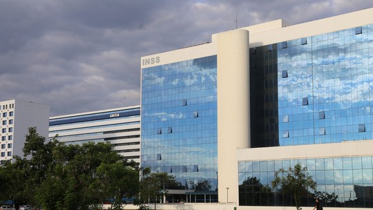 #NÃO É BEM ASSIM: Alcóolatras podem receber benefício do INSS por incapacidade de trabalho, mas auxílio não é novo - Post cita 'salário mínimo de R$ 1.518' a quem teve 'capacidade de trabalho afetada pelo alcoolismo'. Ao Fato ou Fake, INSS explica que BPC existe desde 1993 e sempre contemplou quem está nessas condições; além disso, é necessário passar por perícia.