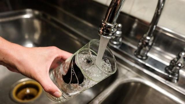 Água filtrada é realmente mais saudável do que água da torneira?