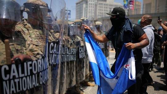 Los Angeles tem novos protestos e confrontos após chegada da Guarda Nacional sob ordem de Trump