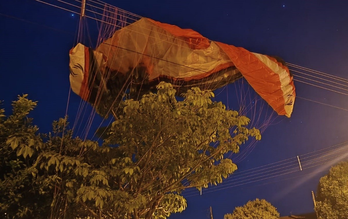 Paramotor atinge rede elétrica durante tentativa de pouso no interior de SP