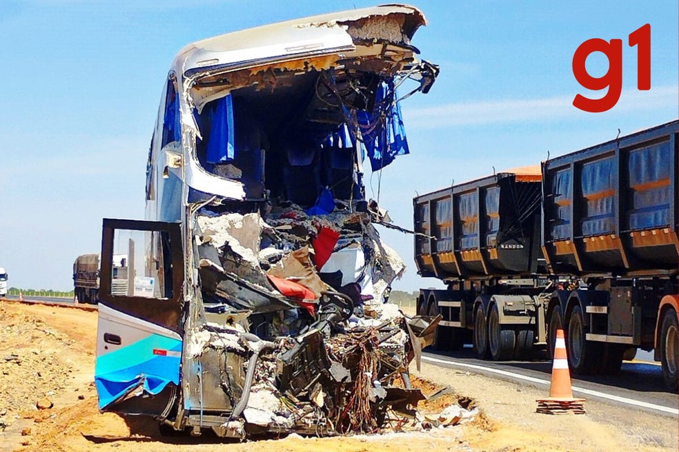 Veja como ficou ônibus envolvido em acidente no km 648 da BR-163, em Lucas do Rio Verde. — Foto: Cesar Torres