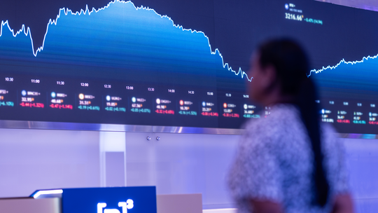 Ibovespa despenca 2% com queda de bancos após decisão de Dino que pode afetar Magnitsky; dólar sobe a R$ 5,49