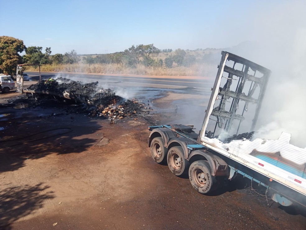 Inc&ecirc;ndio em caminh&atilde;o bitrem em Frutal  &mdash; Foto: Corpo de Bombeiros/Divulga&ccedil;&atilde;o 