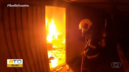 Incêndio atinge casa no Aureny III e Corpo de Bombeiros é acionado para combater as chamas