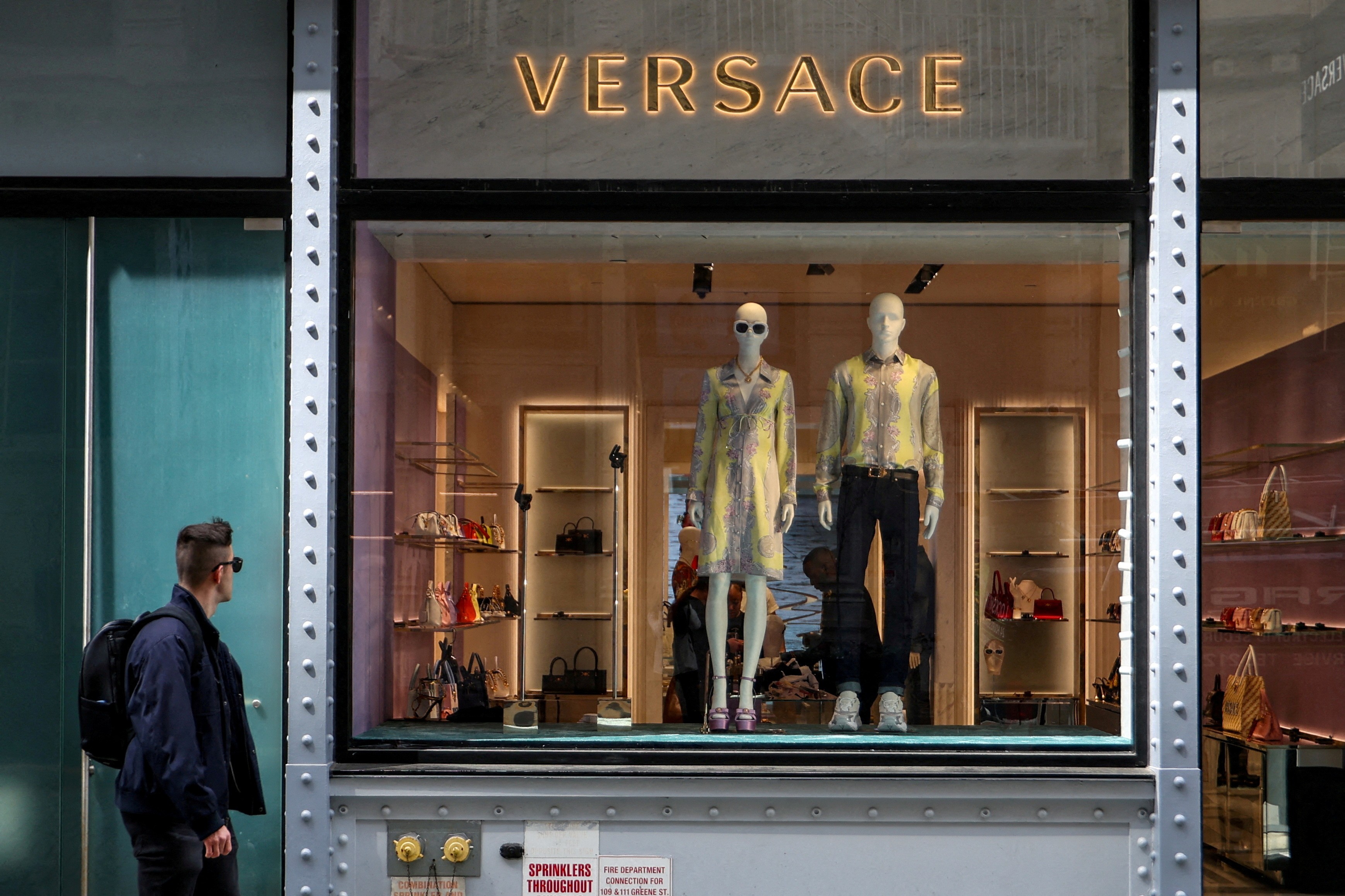 Prada conclui compra da Versace por US$ 1,4 bilhão e cria gigante do luxo italiano