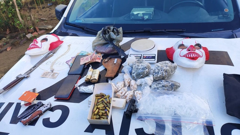 Drogas, dinheiro e armas apreendidos em Caaporã — Foto: Antônio Vieira/TV Cabo Branco