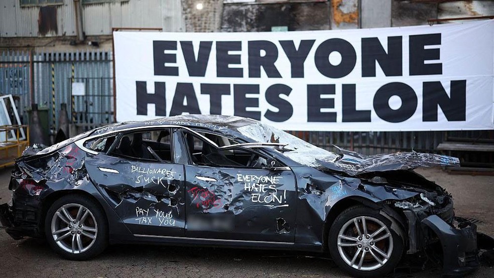 Cartaz em Londres diz: 'Todos odeiam Elon'. — Foto: Getty Images via BBC