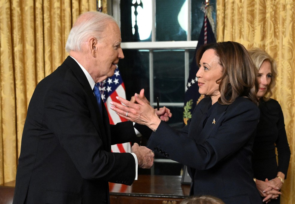 Biden cumprimenta Kamala Harris após discurso de despedida na Casa Branca — Foto: Mandel Ngan/Pool via Reuters