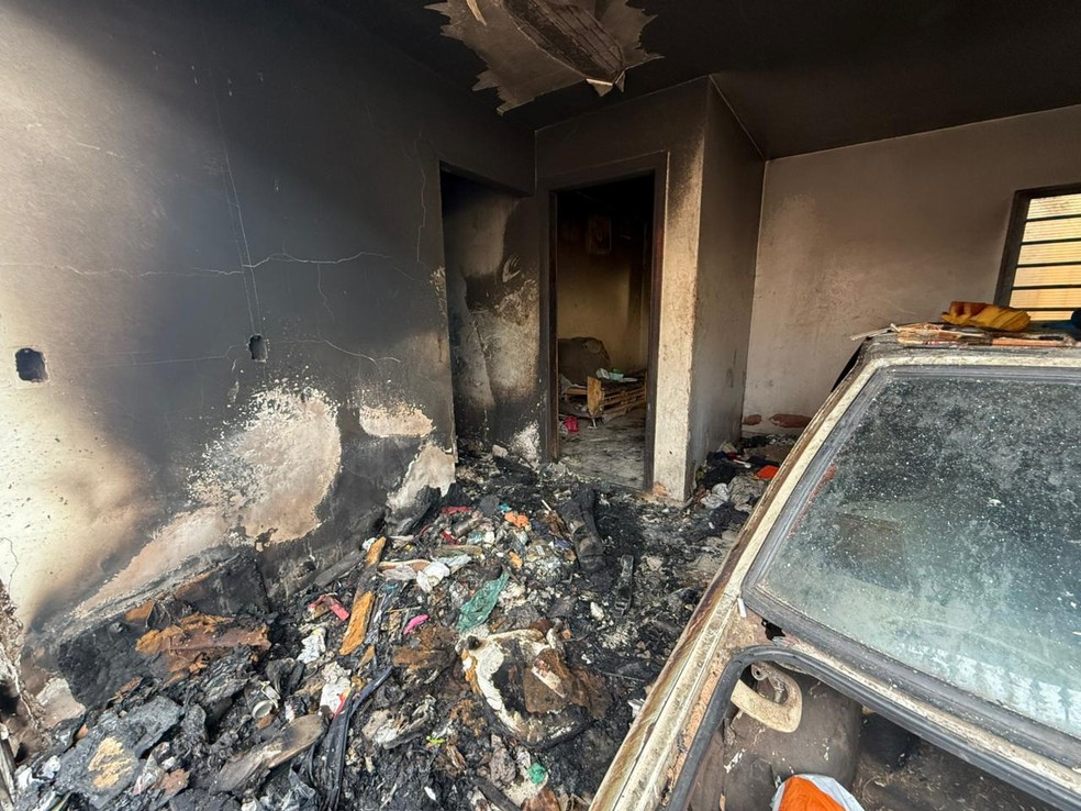 2 de 3
De acordo com o Corpo de Bombeiros, inc&ecirc;ndio no Centro de Bauru (SP) iniciou por volta das 3h da manh&atilde; de ter&ccedil;a-feira (7), em um c&ocirc;modo que fica ao lado da garagem &mdash; Foto: Gabriel Sato/TV TEM