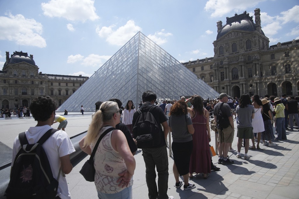 
Turismo em massa: Louvre fecha após funcionários entrarem em greve contra superlotação