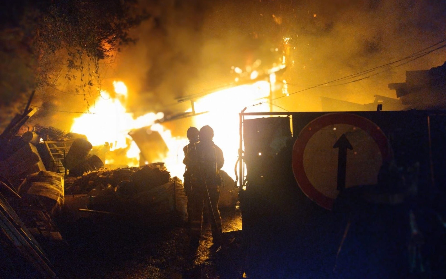 Incêndio de grandes proporções destrói depósito de reciclagem e Defesa Civil interdita área em Pouso Alegre, MG