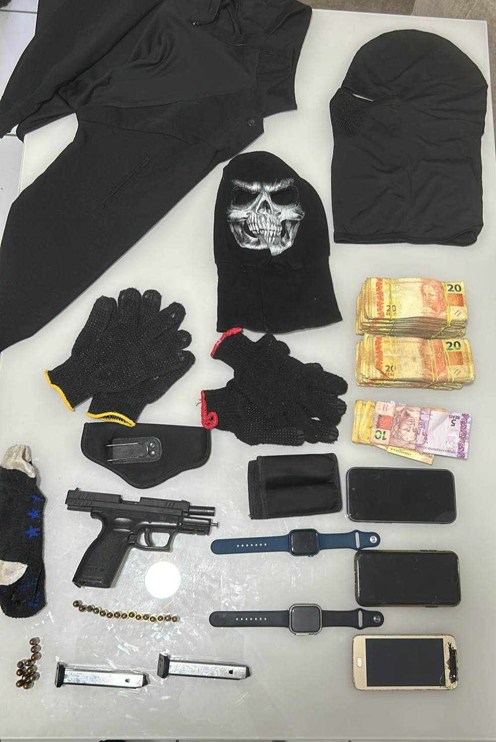 Objetos encontrados na casa de um PM; pistola tem numerao raspada — Foto: Divulgao