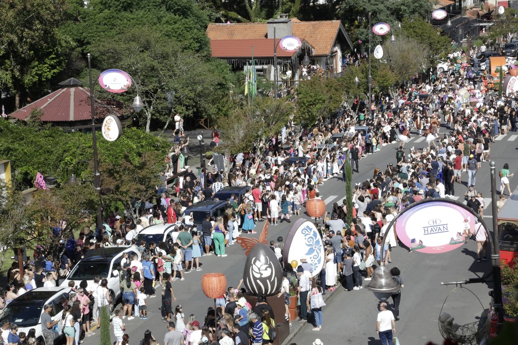 Turistas enchem as ruas de Gramado neste sábado (30) para programação de Páscoa — Foto: Cleiton Thiele