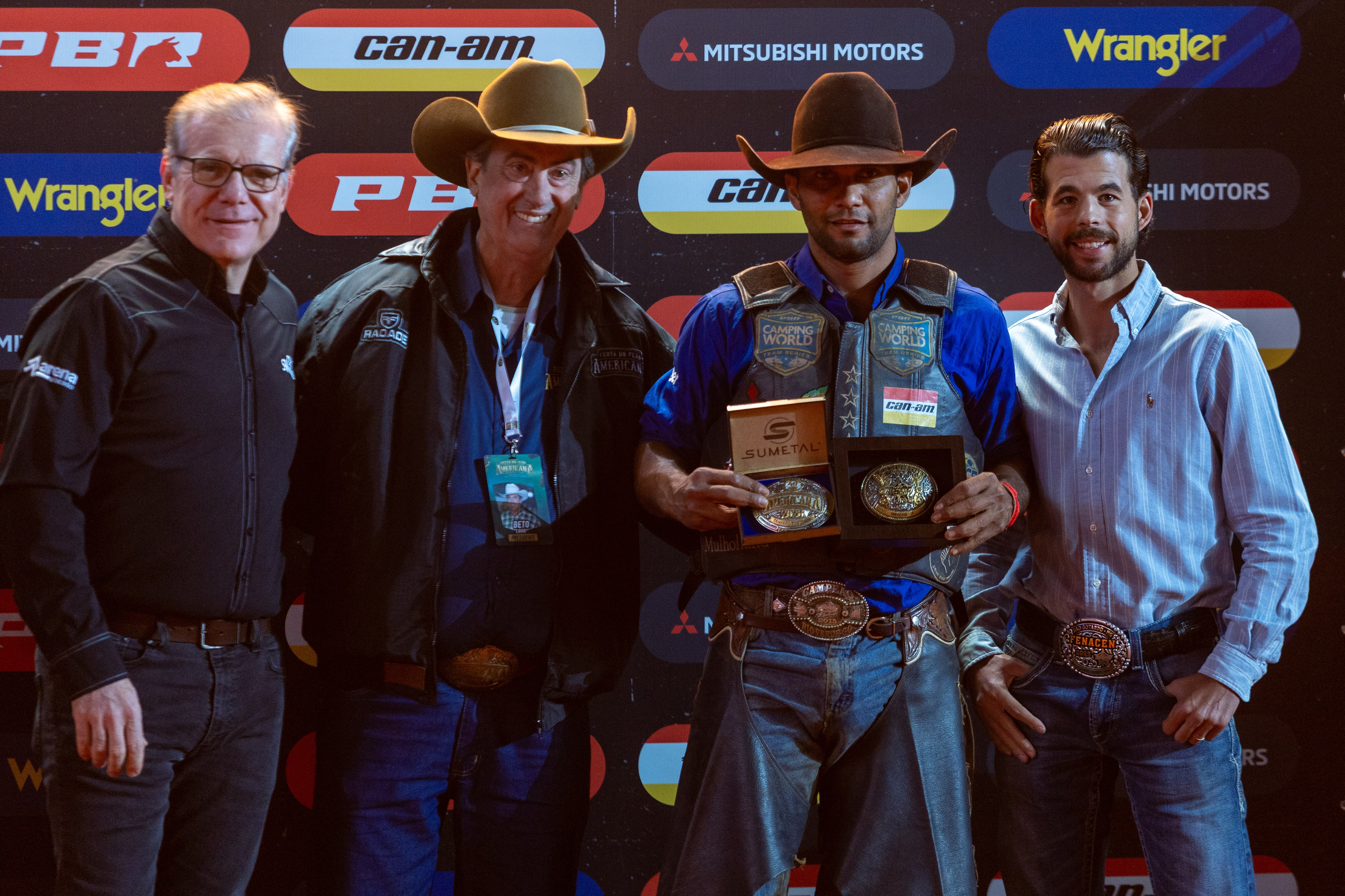 Alisson de Souza montou o touro Relíquia da Patroa no Round Final e conquistou o título da etapa da PBR da Festa do Peão de Americana, neste domingo (7) — Foto: Thomaz Marostegan