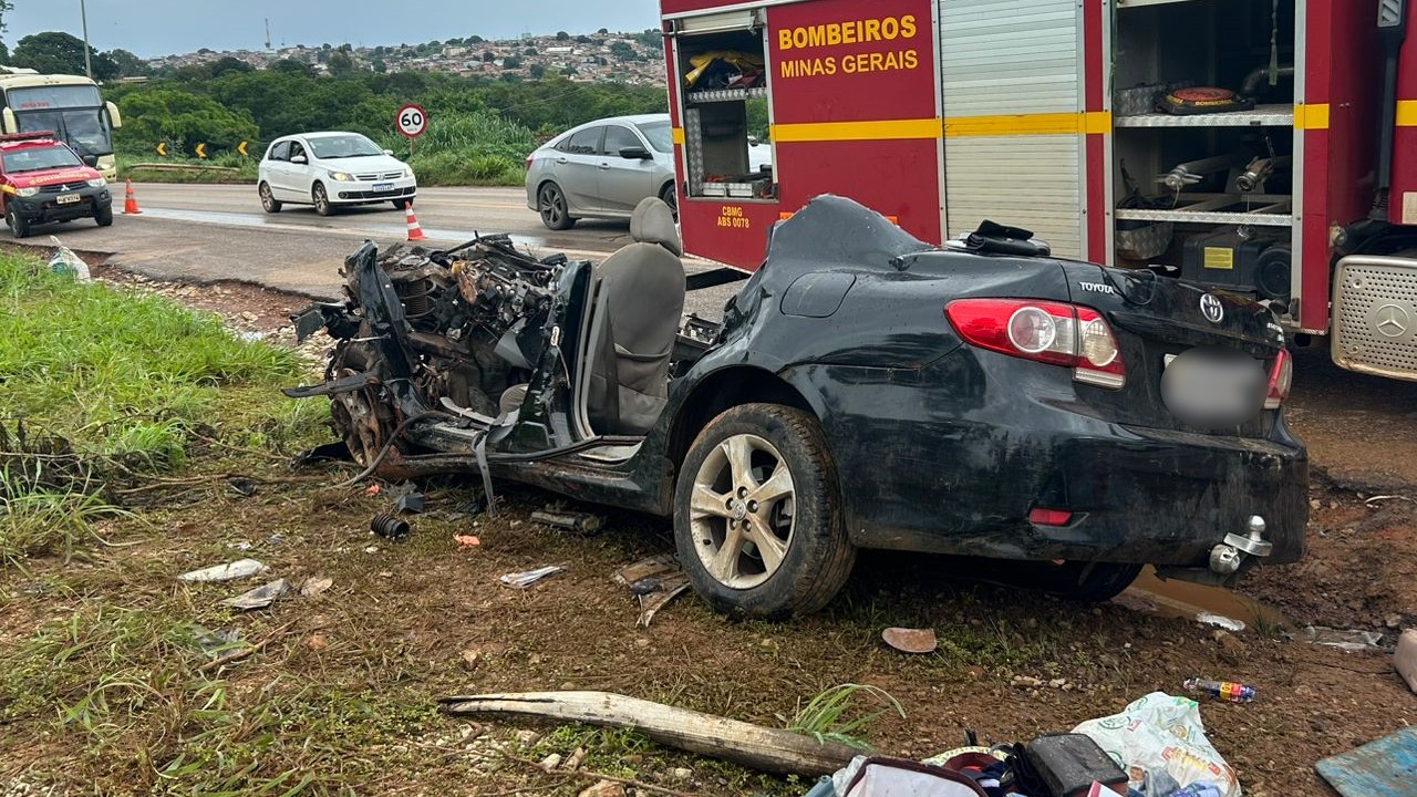 Quatro pessoas da mesma família morrem em acidente entre carro e carreta na BR-040, em Paracatu