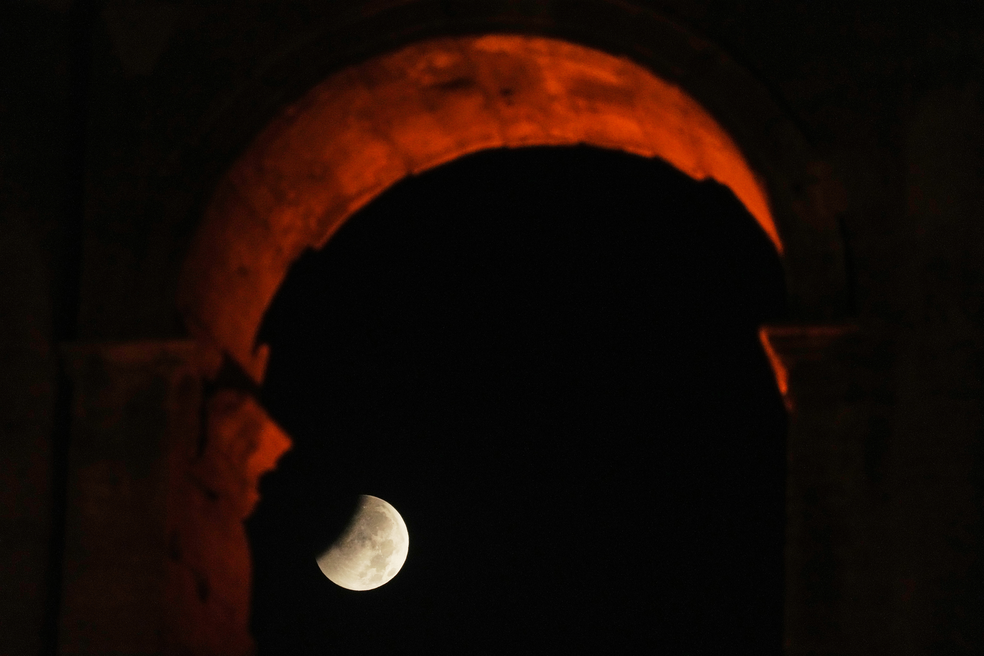 Lua se p�e atr�s do Coliseu durante eclipse lunar parcial em Roma, na It�lia, nesta sexta-feira (28). � Foto: Gregorio Borgia/AP
