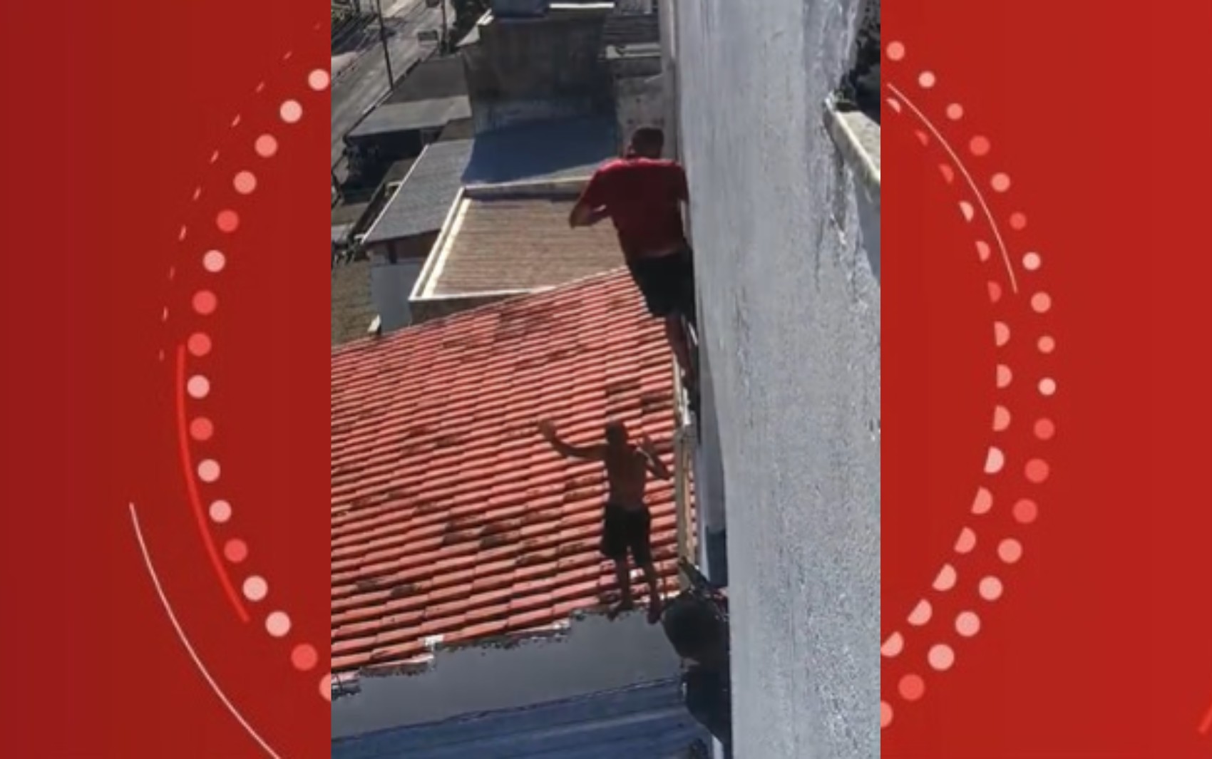 VÍDEO: vereador suspeito de homicídios e de liderar facção é preso após tentar fugir por telhado na Bahia