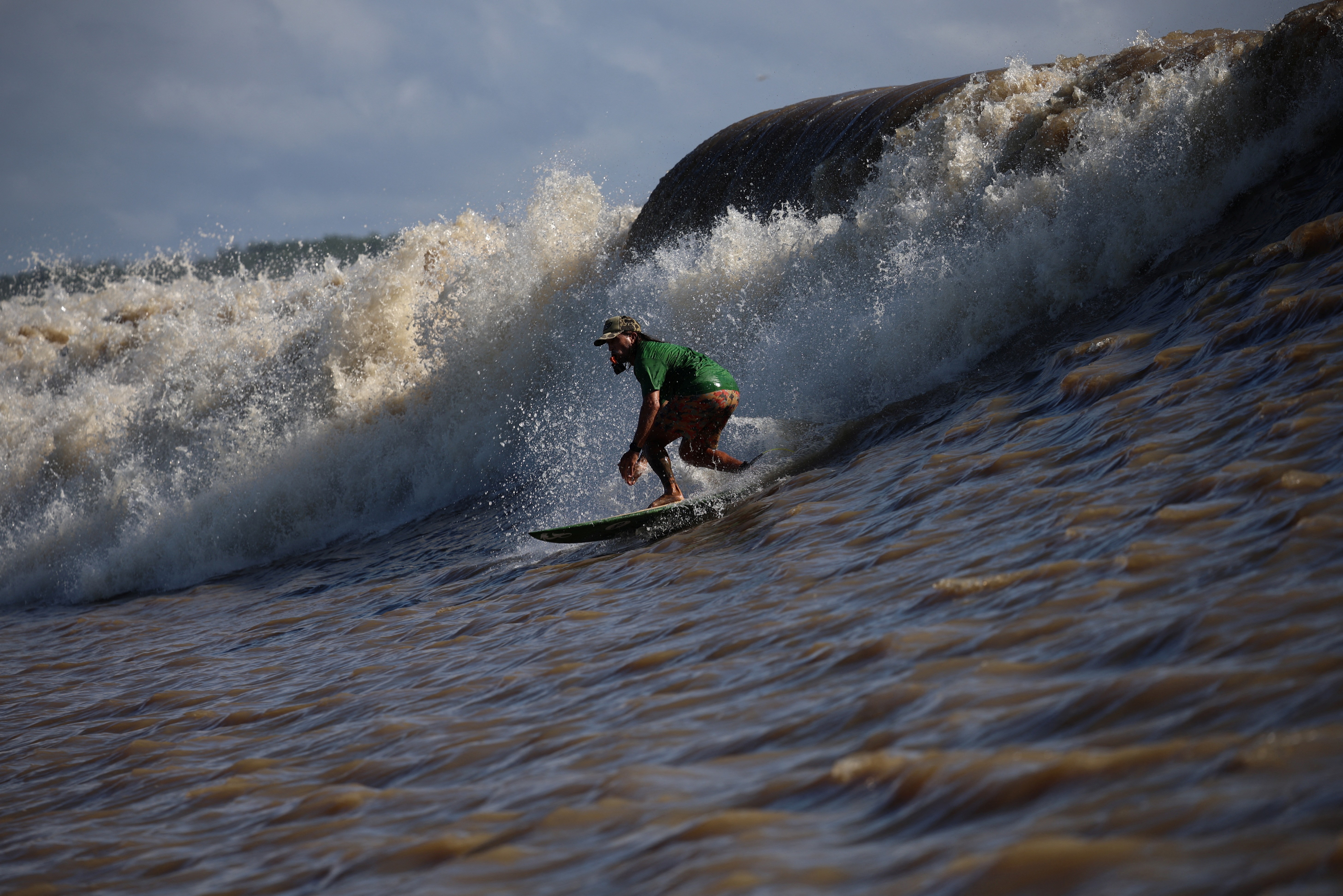 Surfistas temem que mudança climática acabe com grandes ondas nos rios da Amazônia