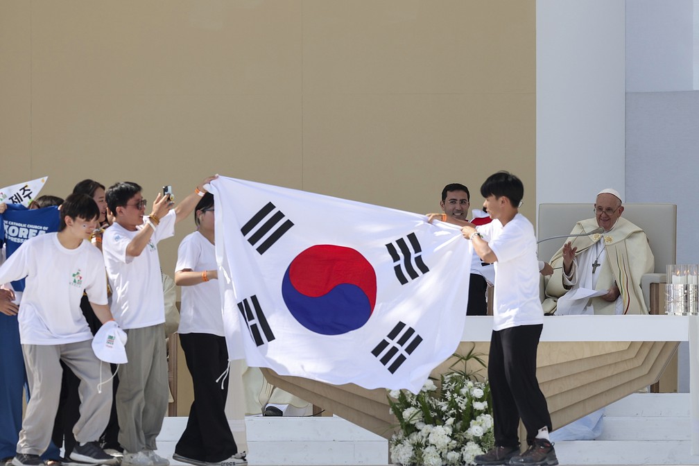 Jovens peregrinos da Coreia do Sul celebram com o Papa Francisco depois do anúncio sobre a próxima Jornada Mundial da Juventude — Foto: Inácio Rosa/Poo via AP