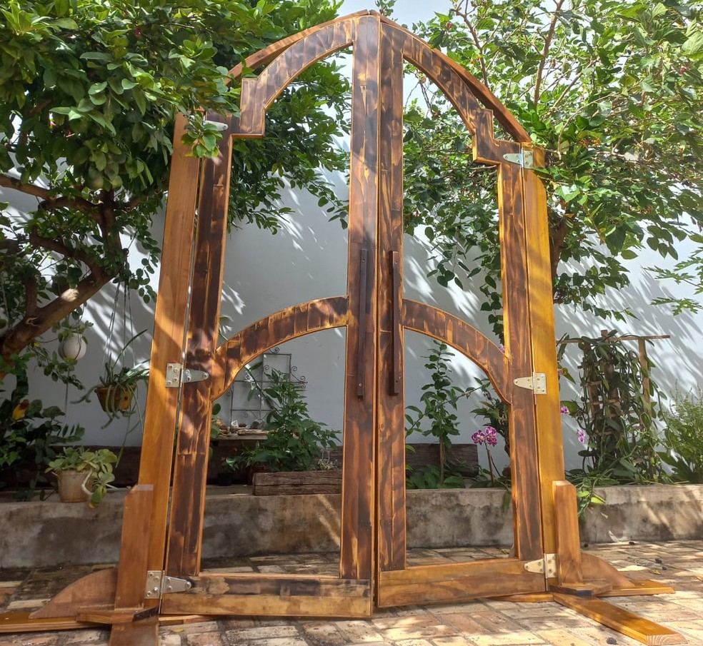 Portal de casamento construído com madeira reciclável  — Foto: Mônica Arantes/Divulgação 