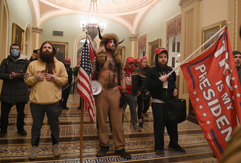 Manifestantes pró-Trump invadem o Capitólio em 6 de janeiro de 2021.  — Foto: Saul Loeb/AFP