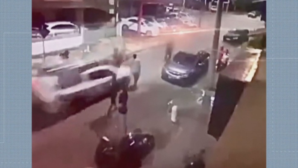 Após briga, adolescente pega o carro da mãe e atropela grupo na porta de casa de festas na Zona Norte do Rio — Foto: Reprodução/ TV Globo