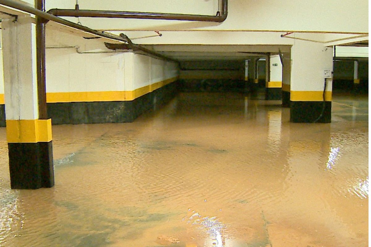 Garagens de prédios são inundadas após cano ser atingido durante obra em São José dos Campos (SP)