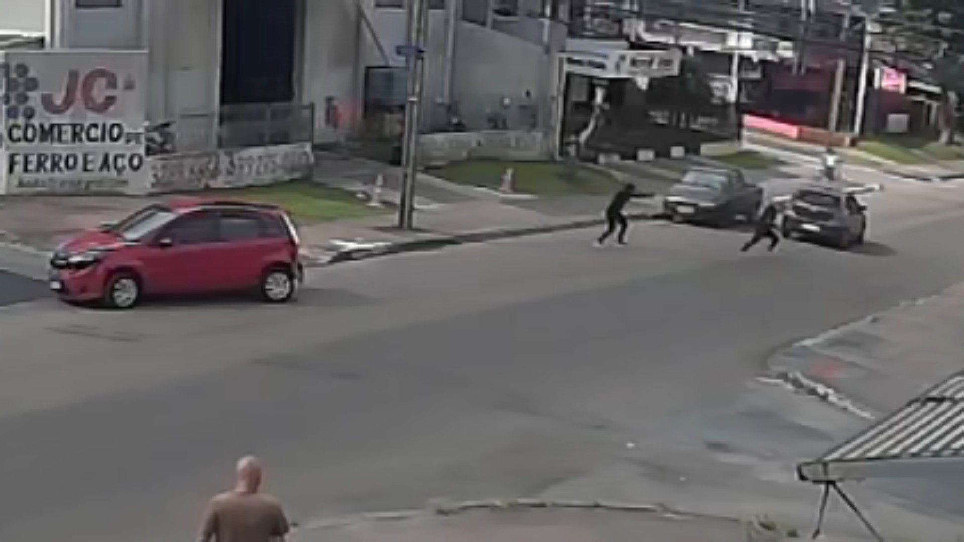 Polícia investiga assassinato de homem com cerca de 40 tiros após emboscada em rua de Curitiba