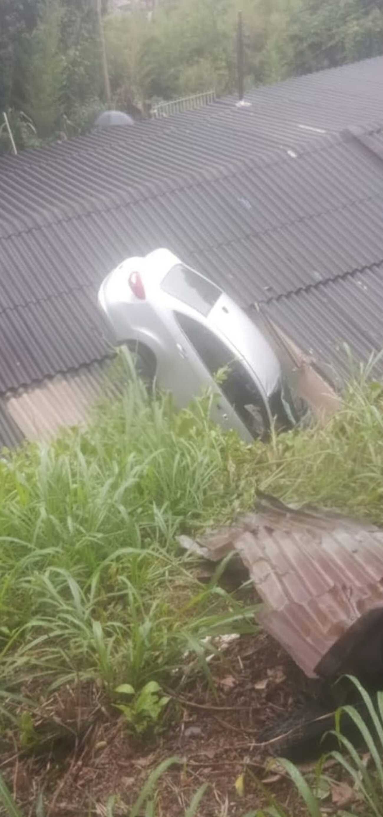 Jovem é encontrado morto dentro de carro que caiu sobre telhado de casa em Volta Redonda