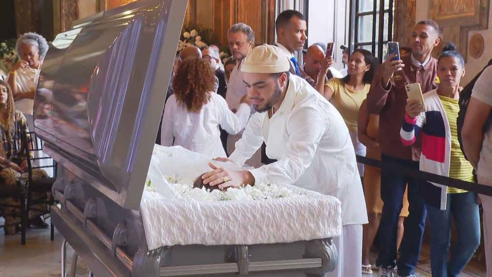 Francisco Gil acaricia a mãe, Preta Gil, durante o velório — Foto: Edilson Santos/TV Globo