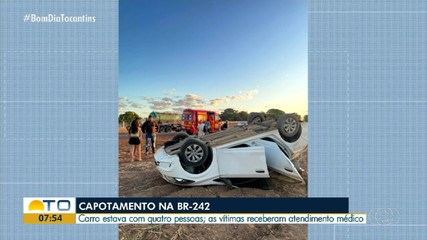 Carro capota na BR-242 e deixa quatro pessoas feridas