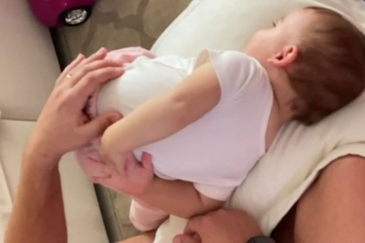 Mãe leva bebê a médicos por gesto repetitivo e descobre que era só pedido de massagem nas costas