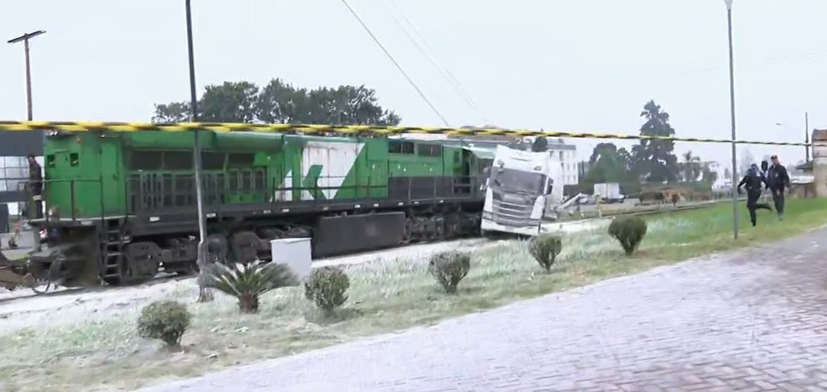 Grave acidente entre trem, moto, caminhão e carros deixa um morto e um ferido na Grande Curitiba