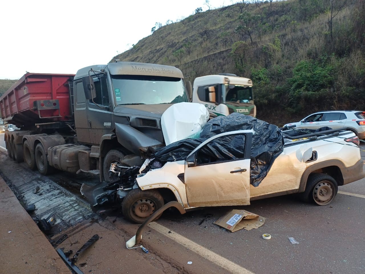 Batida entre caminhonete e carreta deixa dois mortos na BR-040, em MG