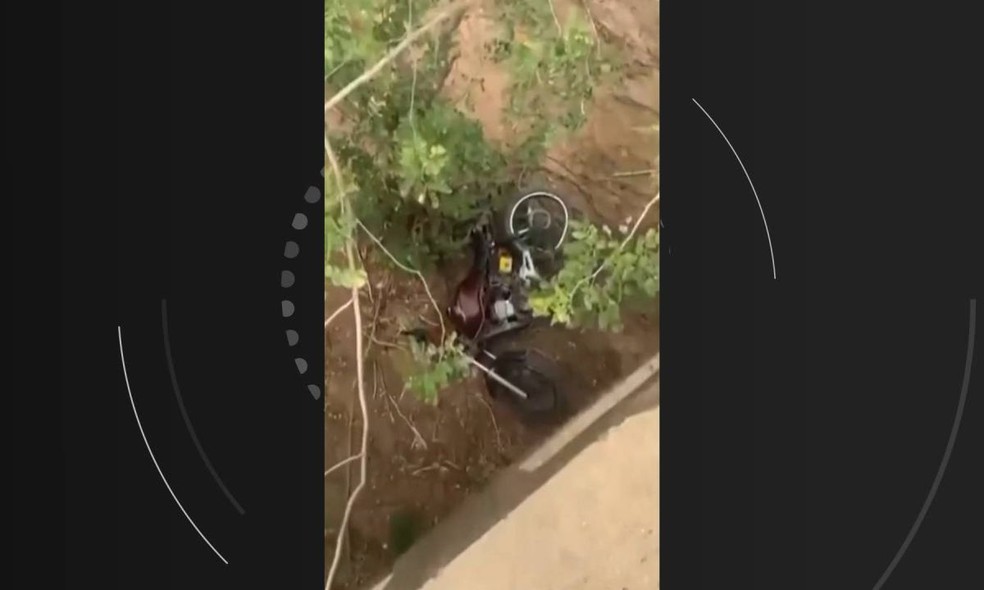 Mulher grávida morre e duas pessoas ficam feridas em acidente na Bahia — Foto: Reprodução/TV São Francisco
