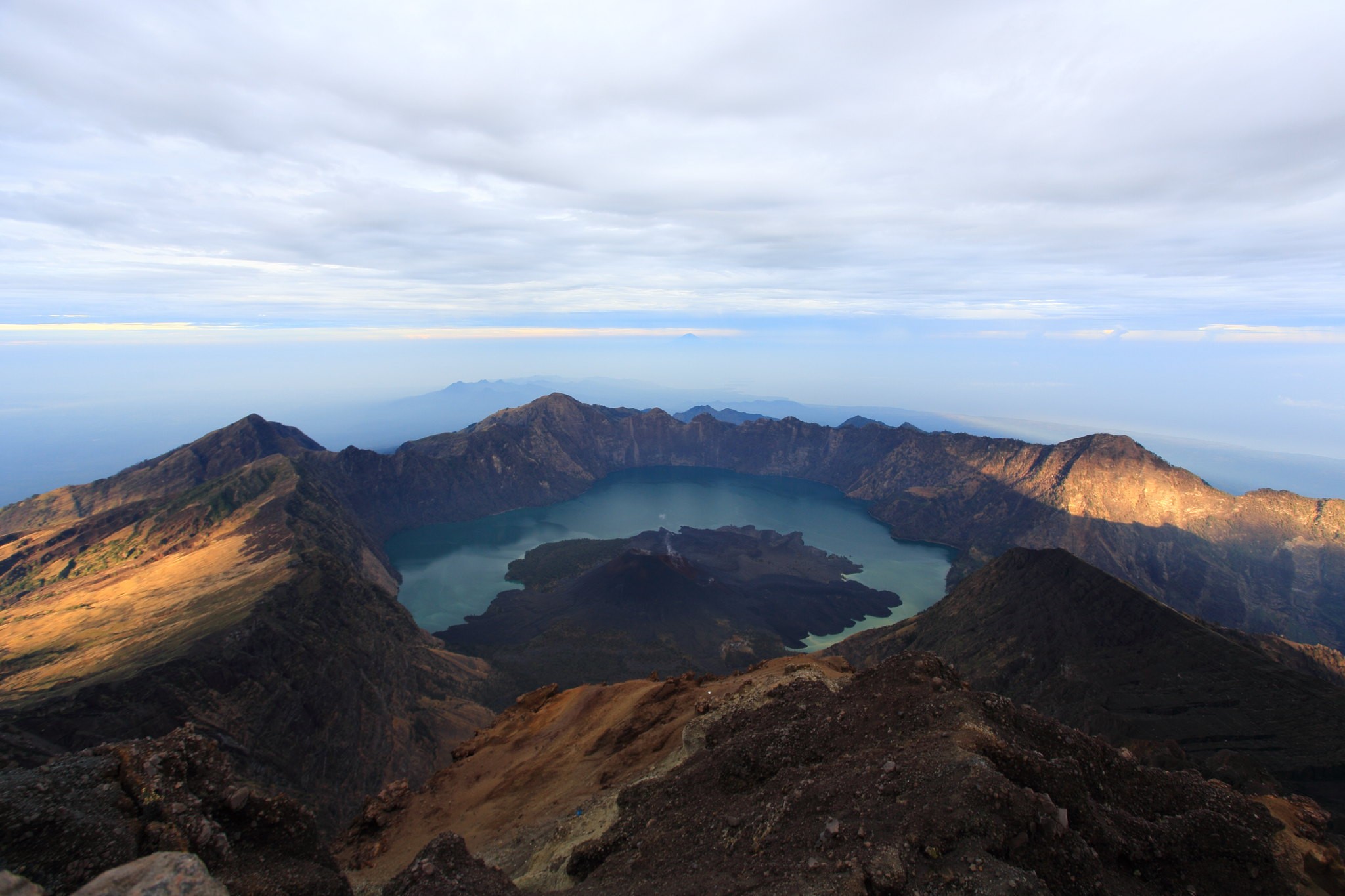 O que atrai turistas ao Monte Rinjani, na Indonésia, onde brasileira aguarda resgate