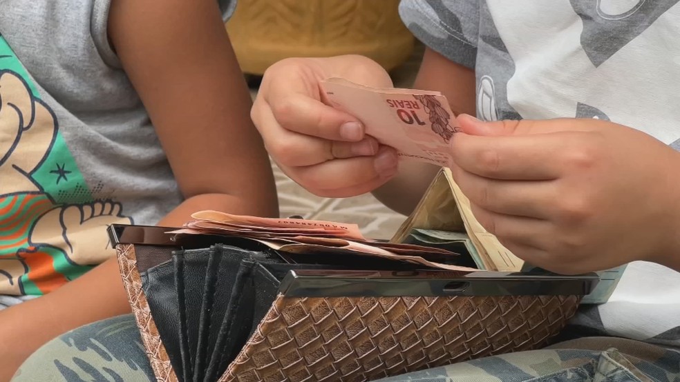 ‘Educação financeira’: meninos vendem artesanato e juntam latinhas para comprar cavalo e skate dos sonhos em Bauru — Foto: TV TEM/reprodução