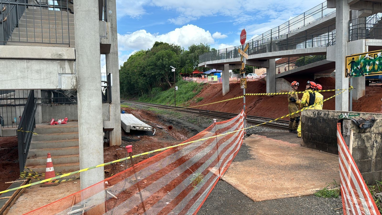 Queda de parte de passarela sobre linha férrea deixa quatro feridos em Rio Preto