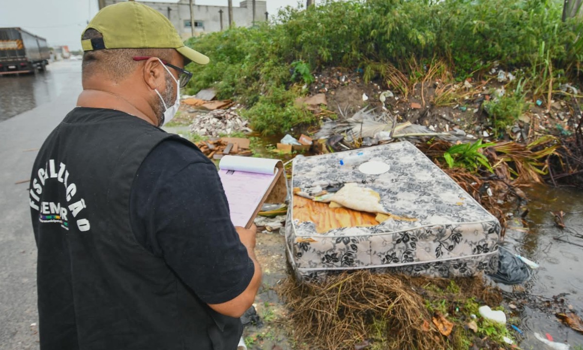 Prefeitura de Alagoinhas vai multar donos de terrenos abandonados após decreto de emergência por casos suspeitos de arboviroses