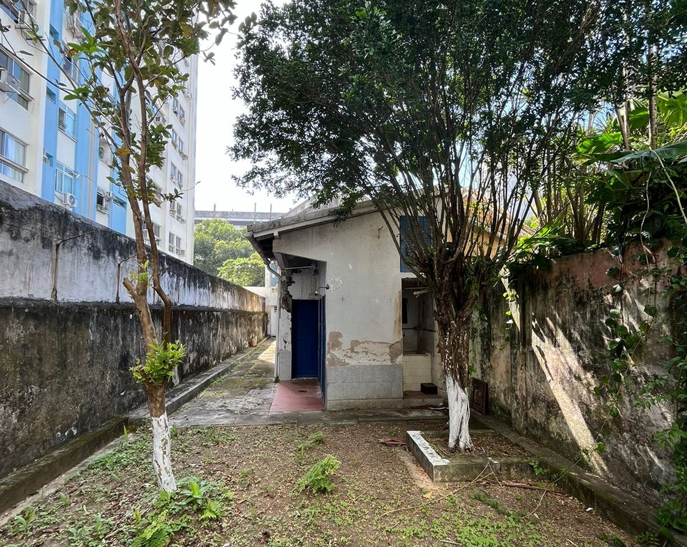 Com dois andares, a bucólica residência possui cinco quartos, varanda, jardim frontal e um amplo terreno livre nos fundos — Foto: Rafael Bukor