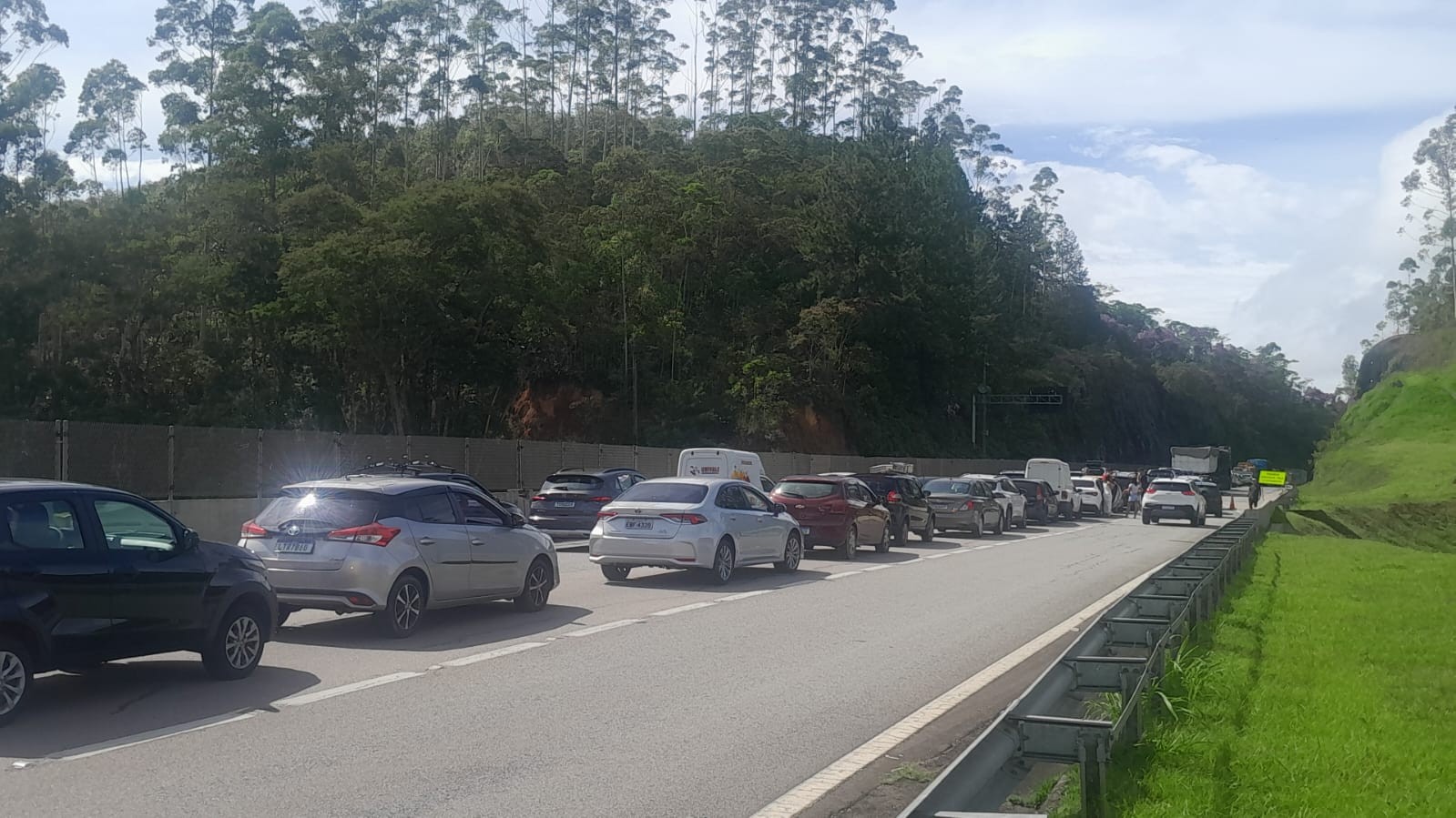 Serra Antiga da rodovia dos Tamoios ultrapassa 20 horas de interdição total no Litoral Norte de SP