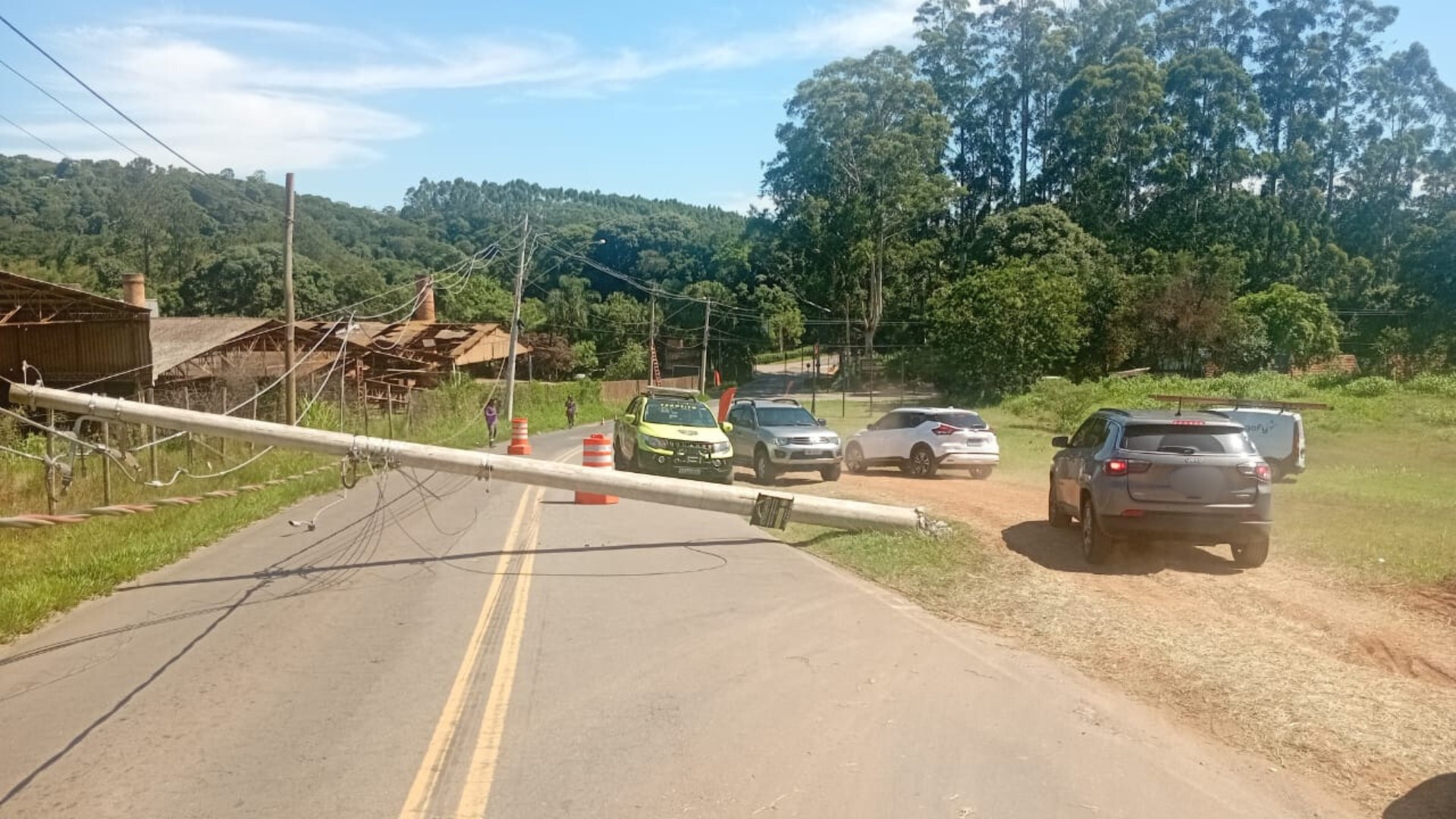 Acidente provoca interdição de avenida e interrupção de energia elétrica em Jundiaí