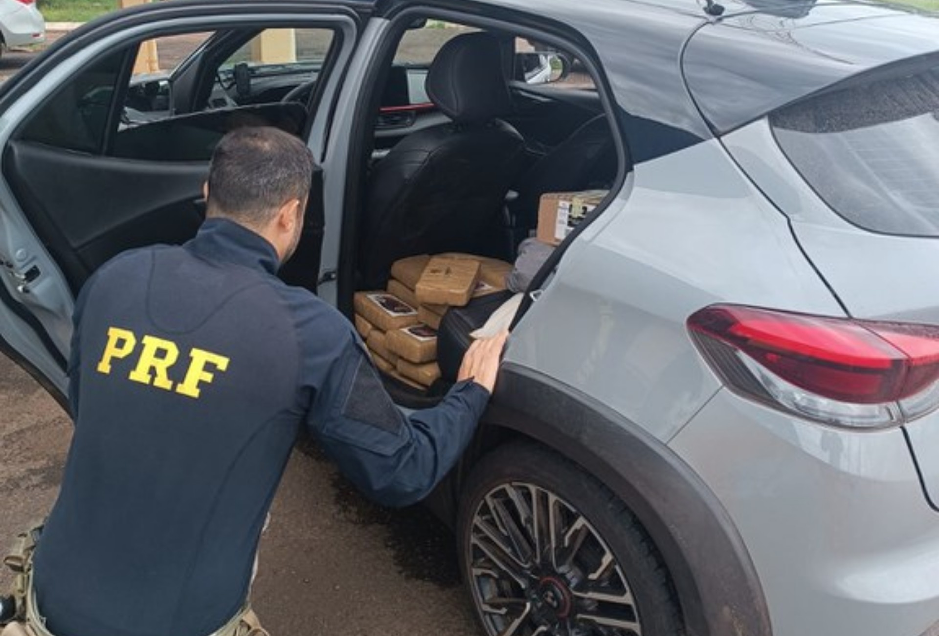 Médica é presa com mais de 70 kg de drogas enquanto viajava com os filhos em MS