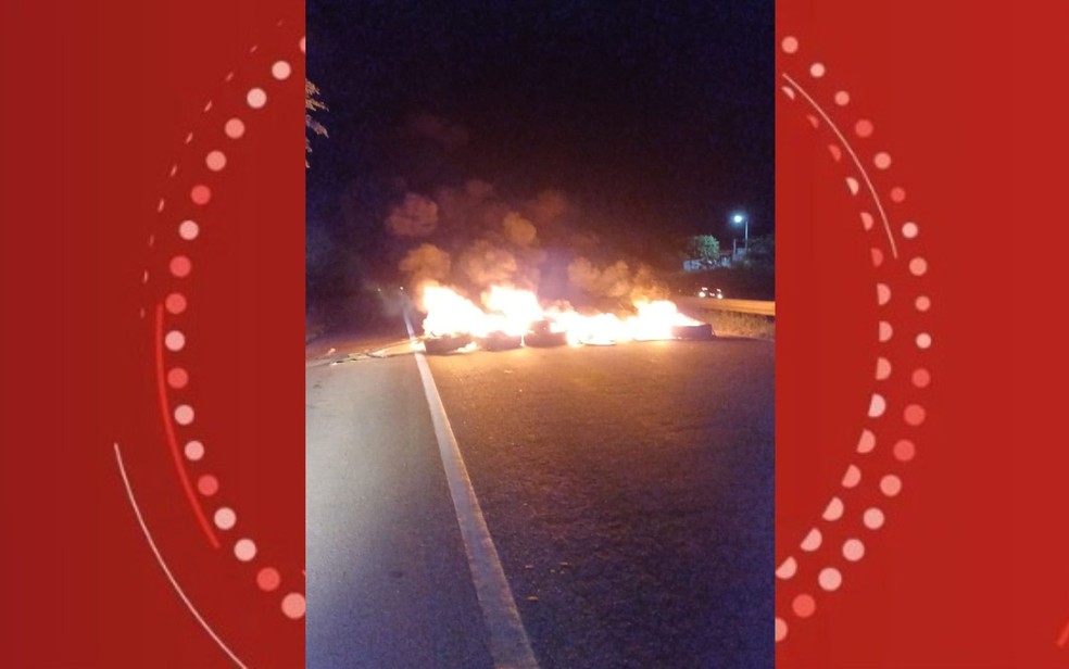 Moradores fizeram protesto após a morte do ciclista. — Foto: Polícia Rodoviária Federal