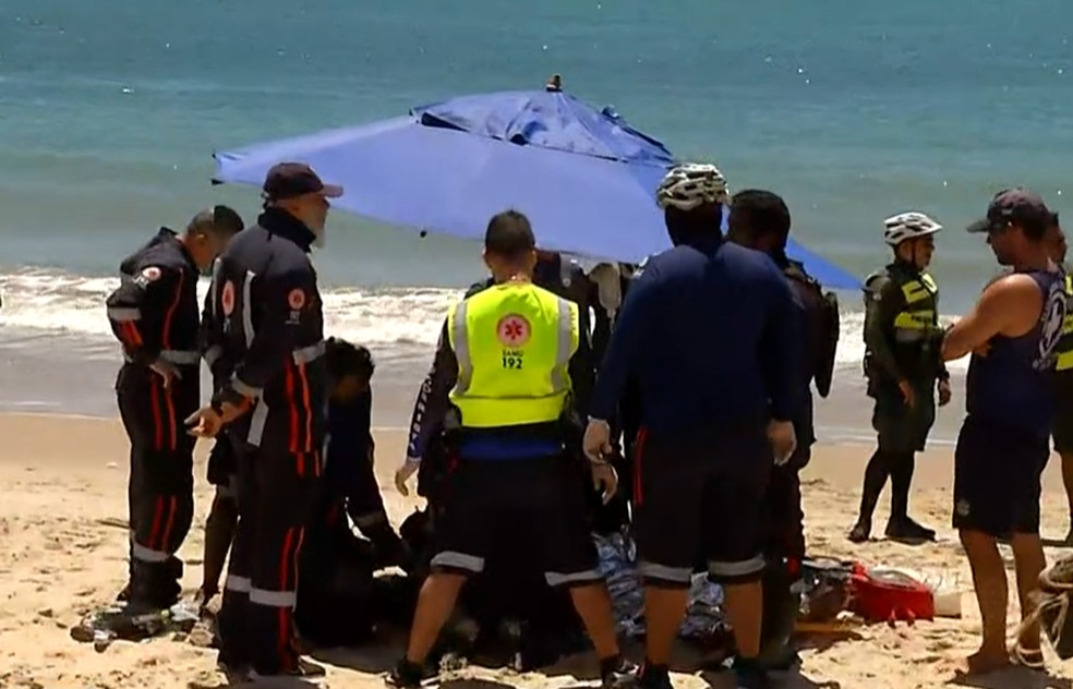 Banhista de sexo masculino foi resgatado do mar depois de passar mal na Praia de Iracema. — Foto: Reprodução/TV Verdes Mares